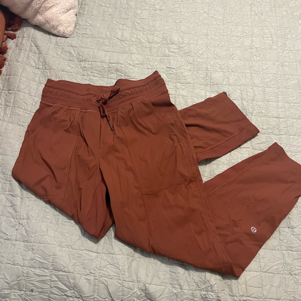 Lululemon dance studio joggers cropped